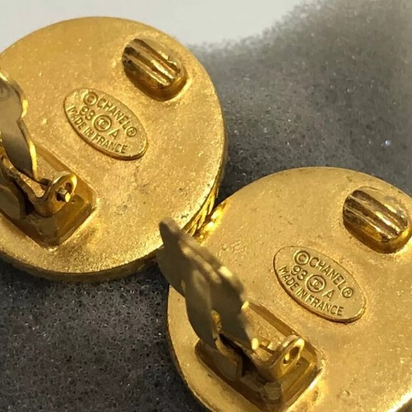 CHANEL CC Logos Black Round Clip-On Earrings Gold Tone 93A Auth D-d116 - Picture 5 of 7